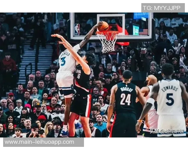 爱德华兹精准传球助攻戈贝尔轻松扣篮破包夹防守