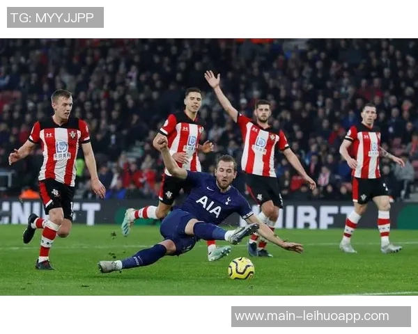 弗莱明精彩凌空端射助伯恩利首开纪录狼队陷入落后困境